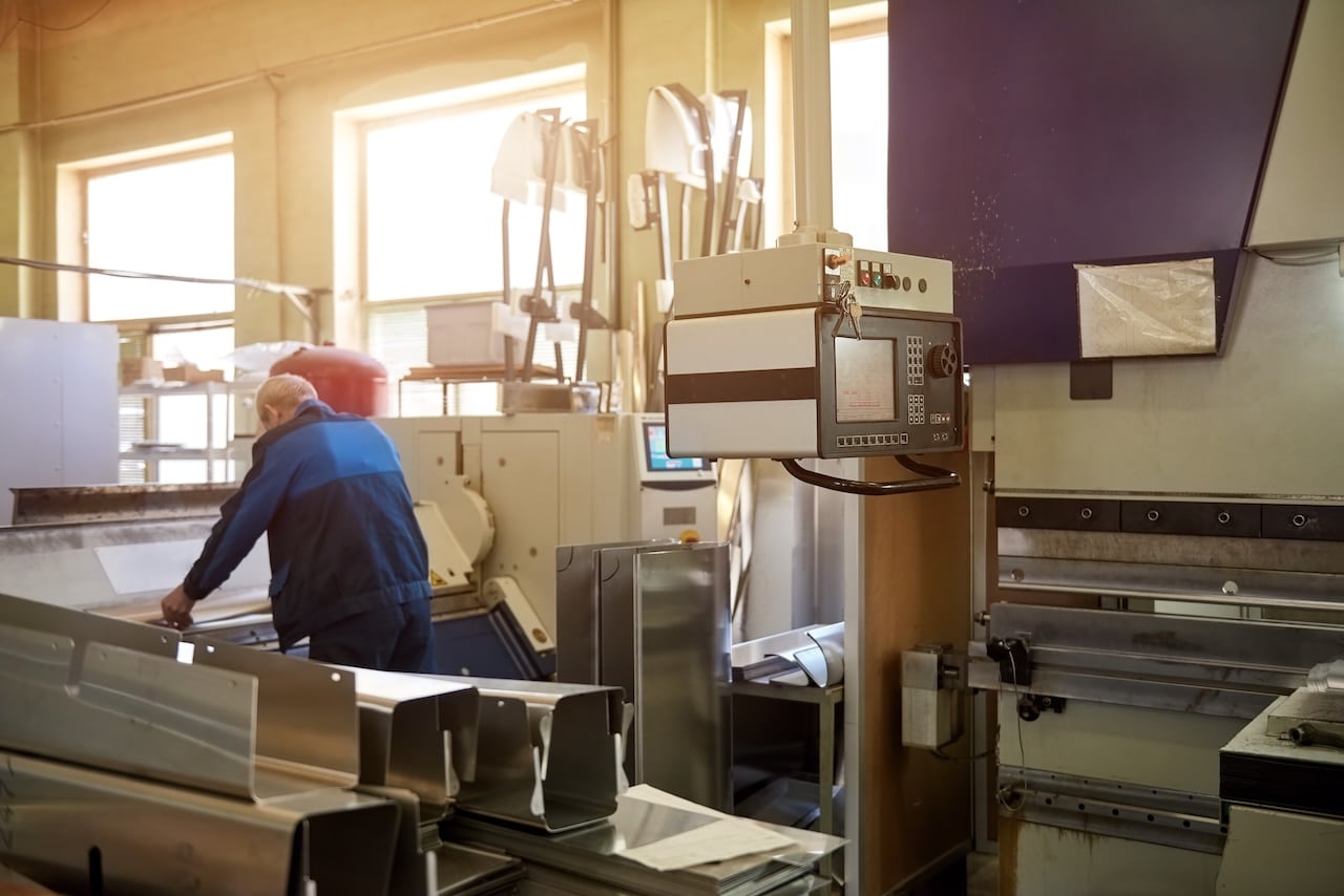 Jak uniknąć śladów na powierzchni podczas gięcia blachy